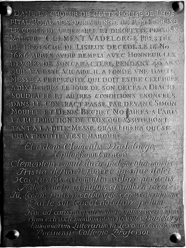 Plaque de cuivre de la chapelle : Plaque funéraire et de fondation de messes du prêtre Clément Vadelorge mort en 1686