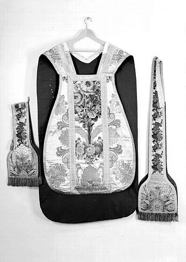 Chasuble, manipule et étole (ornements liturgiques donnés en 1837 par Louis-Philippe 1er à la Cathédrale de Versailles)