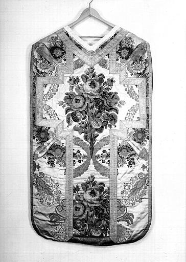 Chasuble vus de dos (ornement liturgique donné en 1837 par Louis-Philippe 1er à la Cathédrale de Versailles)