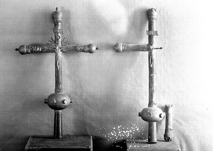 Deux croix processionnelles en cuivre (avers)