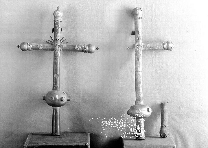 Deux croix processionnelles en cuivre (revers)