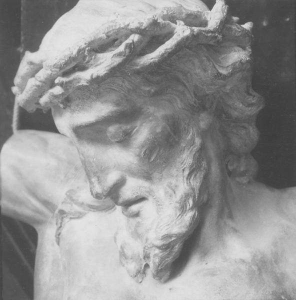 statue : Christ en croix, détail