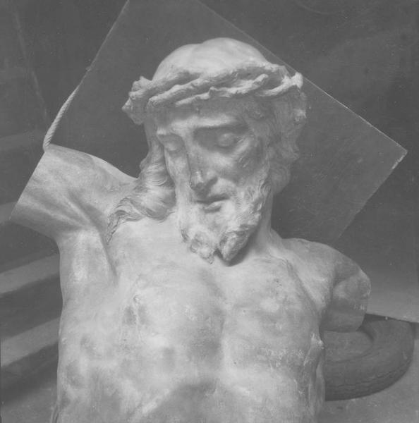 statue : Christ en croix, détail