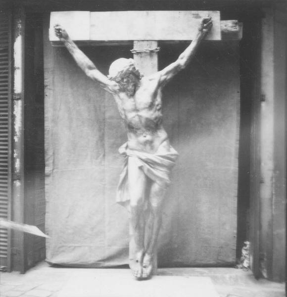 statue : Christ en croix, vue générale