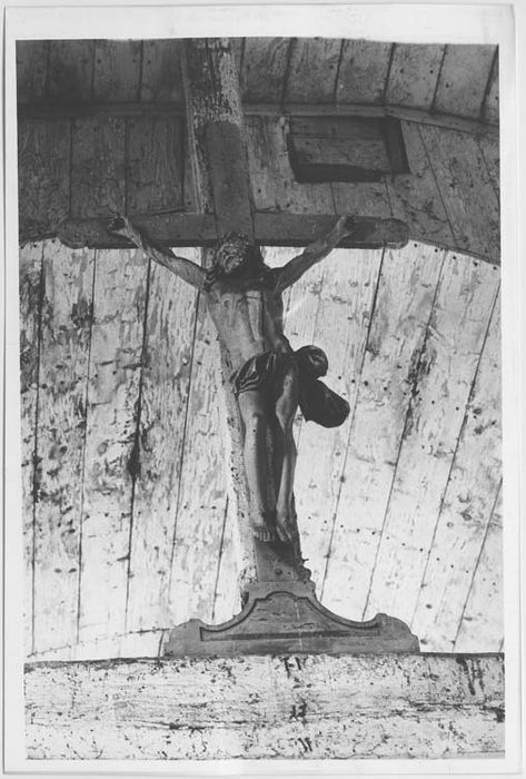 statue : Christ en croix
