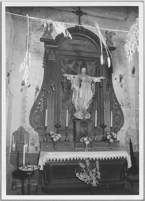 retable latéral sud, tableau : Crucifixion et trois statues : Christ en croix et Angelots adorateurs - © Ministère de la Culture (France), Médiathèque du patrimoine et de la photographie, Tous droits réservés