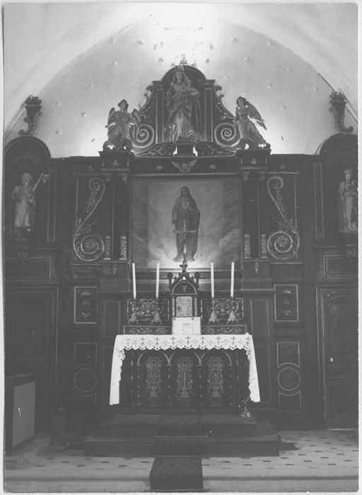 retable du maître-autel, cinq statues : Vierge à l'Enfant, Anges adorateurs, Saint Paterne et Notre-Dame de Bonsecours, tableau : sacré coeur - © Ministère de la Culture (France), Médiathèque du patrimoine et de la photographie, Tous droits réservés