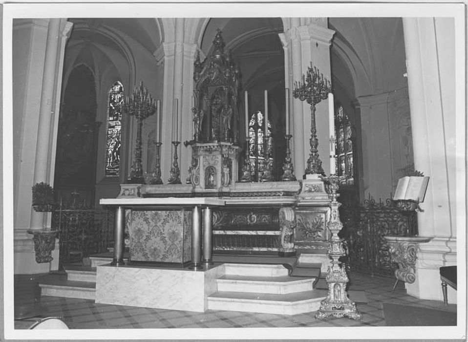 autel (maître-autel), tabernacle, six chandeliers et deux candélabres - © Ministère de la Culture (France), Médiathèque du patrimoine et de la photographie, Tous droits réservés