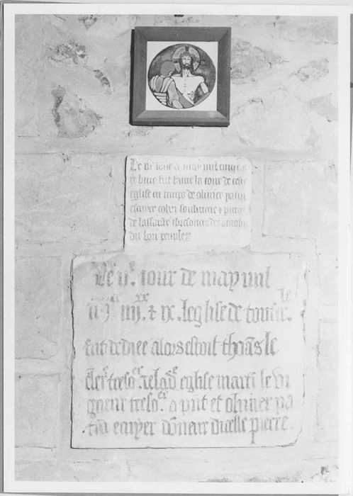 plaque commémorative de la dédicace de l'église et de l'érection de la tour - © Ministère de la Culture (France), Médiathèque du patrimoine et de la photographie, Tous droits réservés
