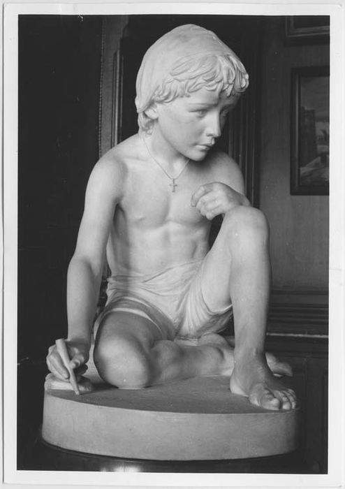 statue : Enfant assis - © Ministère de la Culture (France), Médiathèque du patrimoine et de la photographie, Tous droits réservés