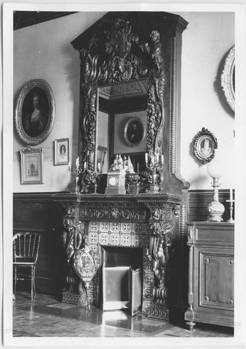 lambris de demi-revêtement, cheminée - © Ministère de la Culture (France), Médiathèque du patrimoine et de la photographie, Tous droits réservés