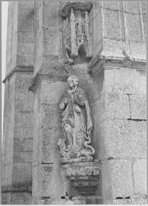 Statue : Sainte Marguerite issant du dragon