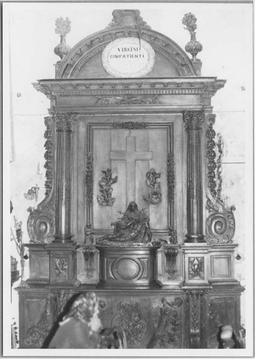 autel latéral nord, retable et groupe sculpté : Vierge de Pitié - © Ministère de la Culture (France), Médiathèque du patrimoine et de la photographie, Tous droits réservés