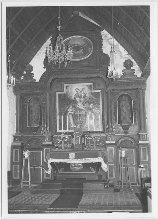 autel (maître-autel), tabernacle, retable, ses deux tableaux : Remise du rosaire à saint Dominique et sainte Catherine de Sienne et Dieu le Père, ainsi que ses deux statues : Saint Martin évêque et Sainte Anne - © Ministère de la Culture (France), Médiathèque du patrimoine et de la photographie, Tous droits réservés