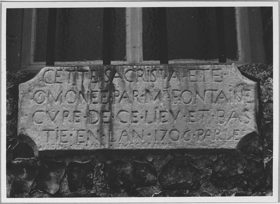 plaque commémorative de la construction de la sacristie - © Ministère de la Culture (France), Médiathèque du patrimoine et de la photographie, Tous droits réservés