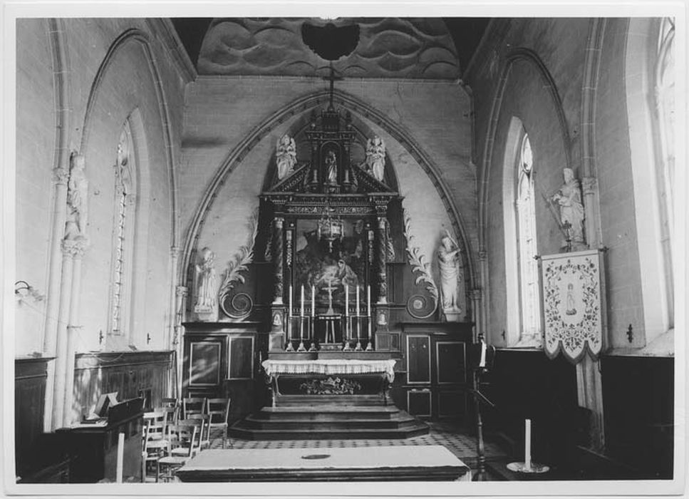 autel (maître-autel), retable, tableau : Adoration des bergers et statue : Vierge à l'Enfant - © Ministère de la Culture (France), Médiathèque du patrimoine et de la photographie, Tous droits réservés