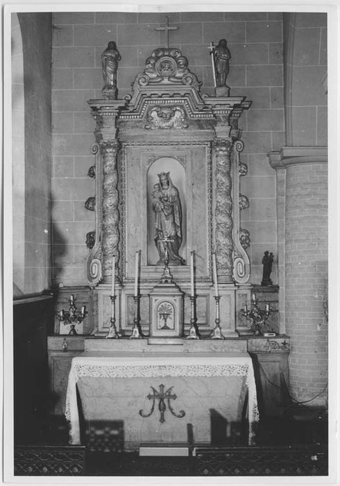 autel latéral nord, retable et deux statues : Saint Jean-Baptiste et Saint - © Ministère de la Culture (France), Médiathèque du patrimoine et de la photographie, Tous droits réservés