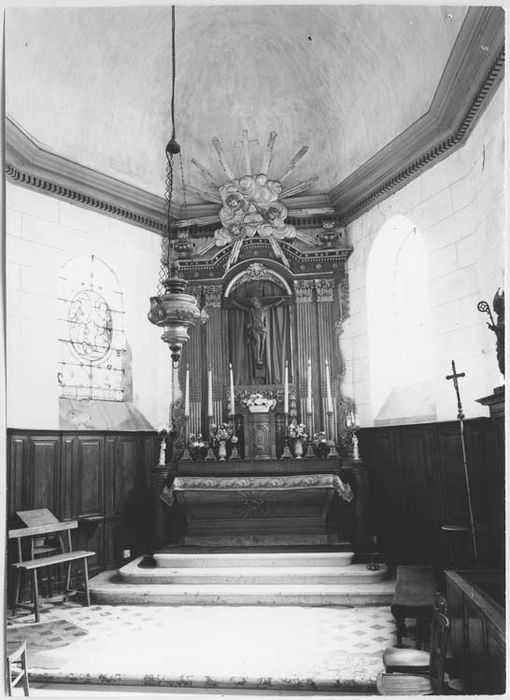 autel (maître-autel), retable et statue : Christ en croix - © Ministère de la Culture (France), Médiathèque du patrimoine et de la photographie, Tous droits réservés