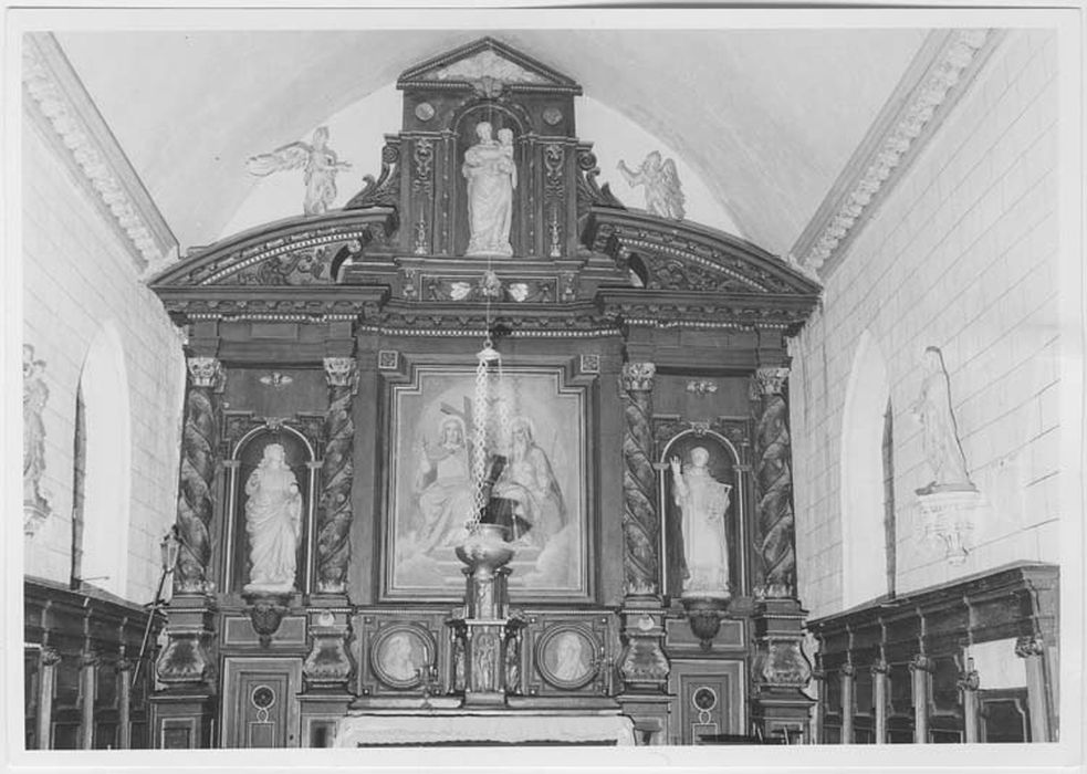 retable et tabernacle du maître-autel avec toile centrale, 2 médaillons et trois statues (statuettes) - © Ministère de la Culture (France), Médiathèque du patrimoine et de la photographie, Tous droits réservés