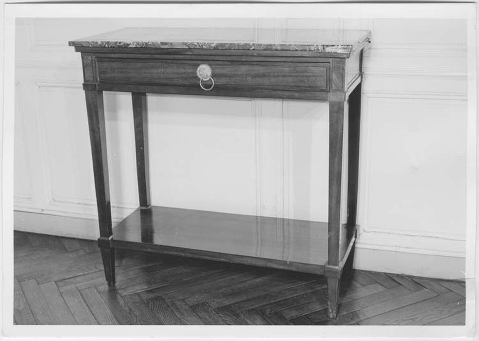 table d'applique (desserte) - © Ministère de la Culture (France), Médiathèque du patrimoine et de la photographie, Tous droits réservés