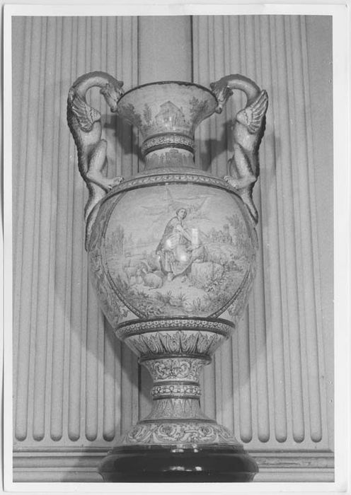 vase décoratif, socle : Scènes de la vie de Jeanne d'Arc - © Ministère de la Culture (France), Médiathèque du patrimoine et de la photographie, Tous droits réservés