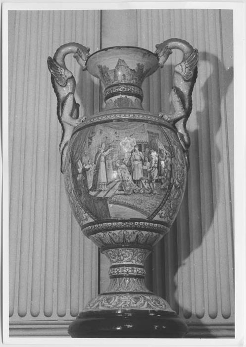 vase décoratif, socle : Scènes de la vie de Jeanne d'Arc - © Ministère de la Culture (France), Médiathèque du patrimoine et de la photographie, Tous droits réservés