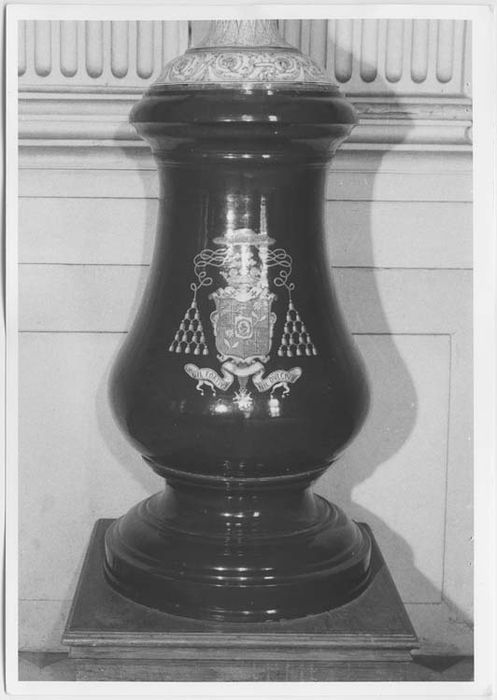vase décoratif, socle : Scènes de la vie de Jeanne d'Arc - © Ministère de la Culture (France), Médiathèque du patrimoine et de la photographie, Tous droits réservés