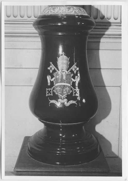 vase décoratif, socle : Scènes de la vie de Jeanne d'Arc - © Ministère de la Culture (France), Médiathèque du patrimoine et de la photographie, Tous droits réservés