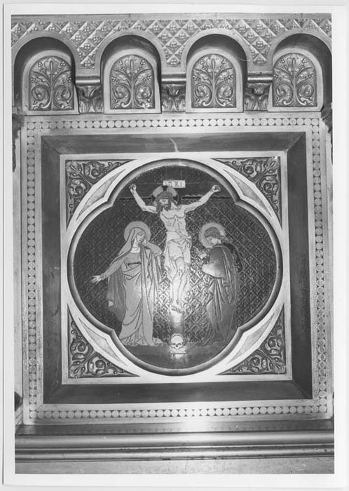 autel latéral sud, médaillon : Crucifixion - © Ministère de la Culture (France), Médiathèque du patrimoine et de la photographie, Tous droits réservés