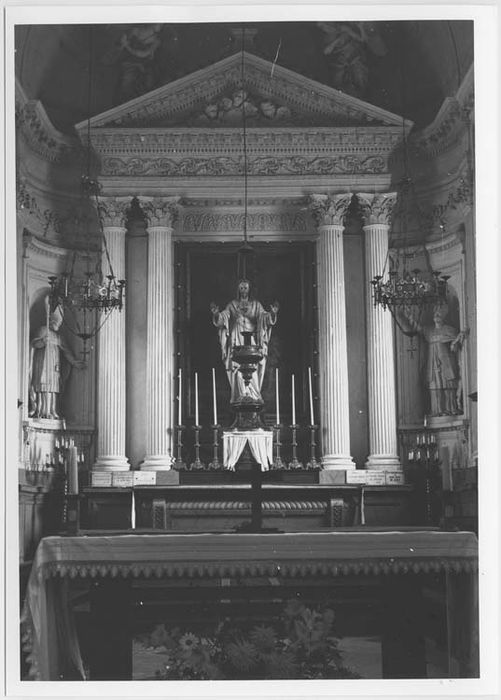 fronton du retable et ses deux statues : Anges adorateurs, ainsi que deux supports anthropomorphes et le lambris de revêtement du portail - © Ministère de la Culture (France), Médiathèque du patrimoine et de la photographie, Tous droits réservés