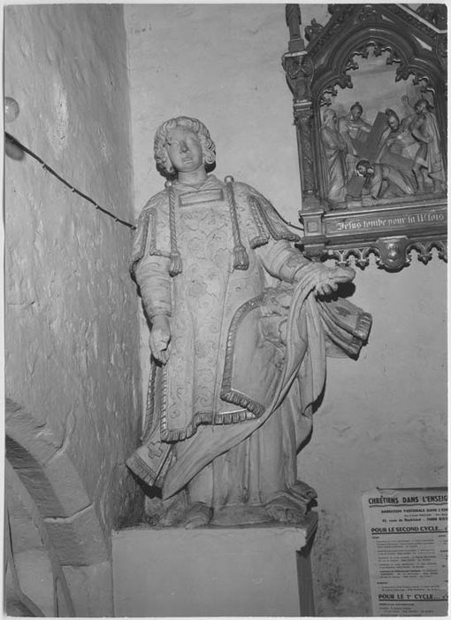 statue : Saint diacre (saint Etienne ou saint Laurent ?)