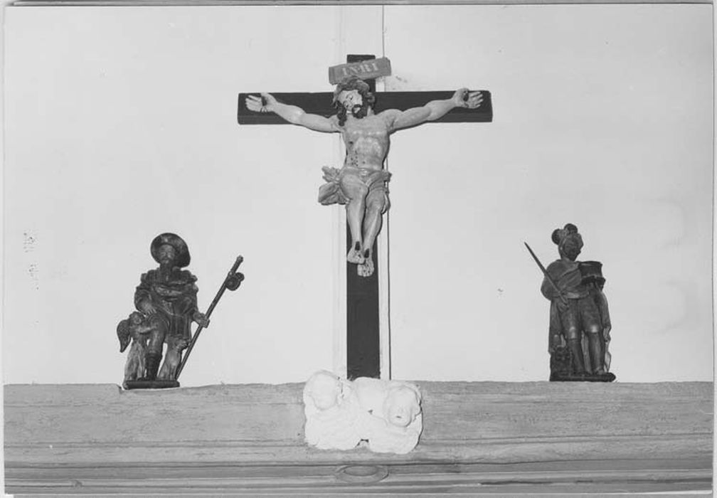 trois statues : Christ en croix de poutre de gloire, Saint Roch et Saint Adrien - © Ministère de la Culture (France), Médiathèque du patrimoine et de la photographie, Tous droits réservés