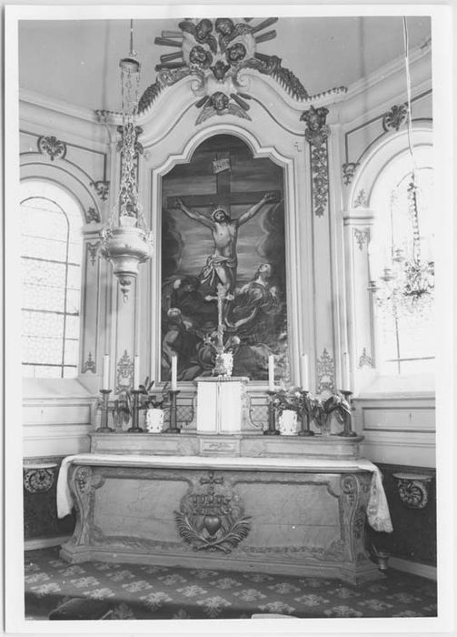 autel (maître-autel), tabernacle, retable et son tableau : La Crucifixion du Christ, lambris de revêtement et quatre crédences - © Ministère de la Culture (France), Médiathèque du patrimoine et de la photographie, Tous droits réservés