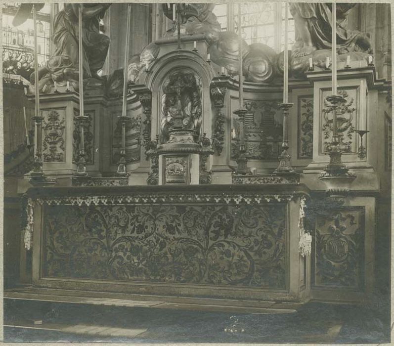 ensemble (autel, retable, 5 statues, devant d'autel)