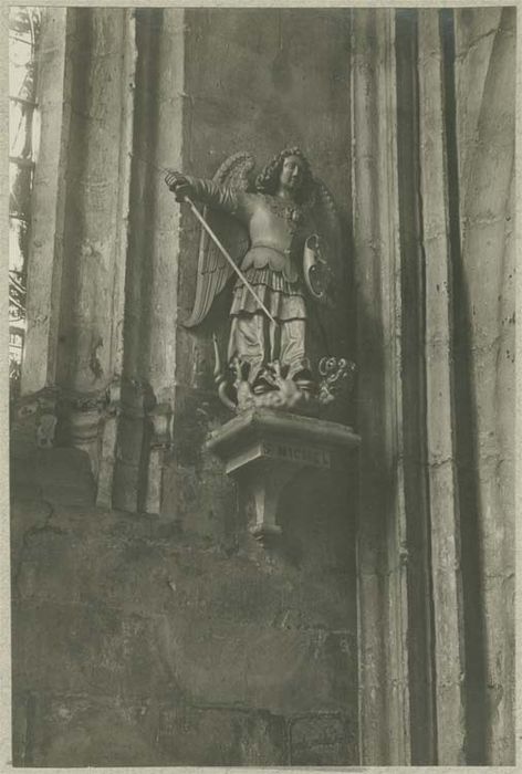 statue (grandeur nature) : Saint Michel terrassant le démon