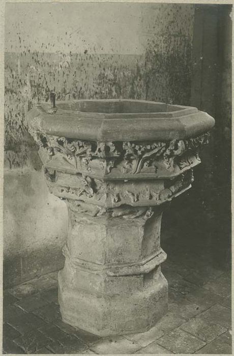 fonts baptismaux (cuve baptismale à infusion) - © Ministère de la Culture (France), Médiathèque du patrimoine et de la photographie, diffusion GrandPalaisRmn Photo