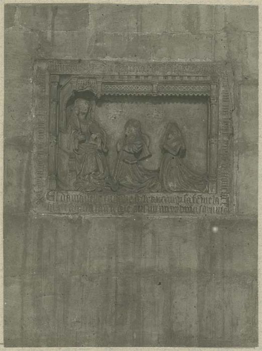 bas-relief de Guilleme Bourjois et de Simone de Beaucamp : Vierge à l'Enfant adorée par les défunts - © Ministère de la Culture (France), Médiathèque du patrimoine et de la photographie, diffusion GrandPalaisRmn Photo