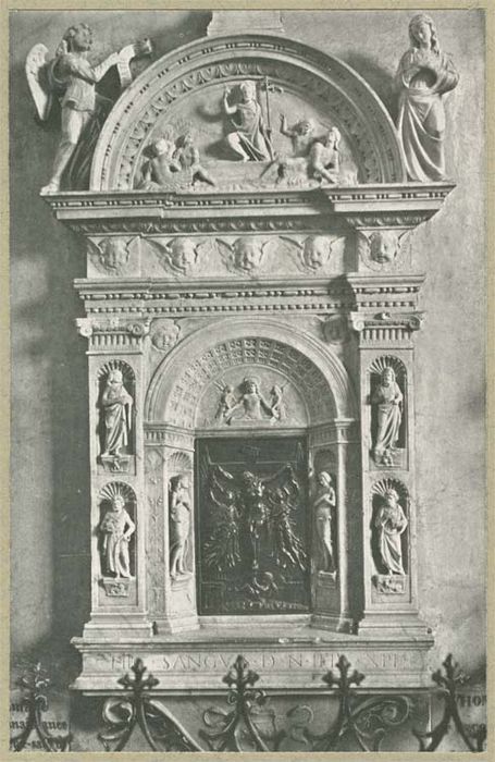 bas ; relief : l'Annonciation, la Visitation, la Naissance du Christ, l'Adoration des bergers, l'Adoration des Mages, la Fuite en Egypte, le Baptême du Christ, la Crucifixion, la Résurrection - © Ministère de la Culture (France), Médiathèque du patrimoine et de la photographie, diffusion GrandPalaisRmn Photo