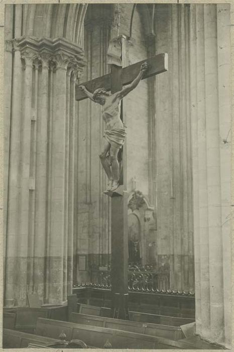 statue : Christ en croix