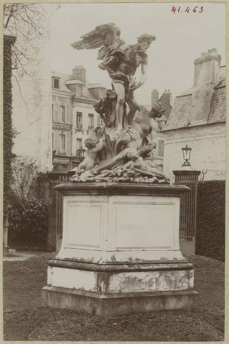 groupe sculpté : Les Arts relevés par le Temps