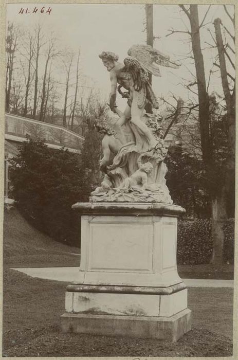 groupe sculpté : Les Arts relevés par le Temps