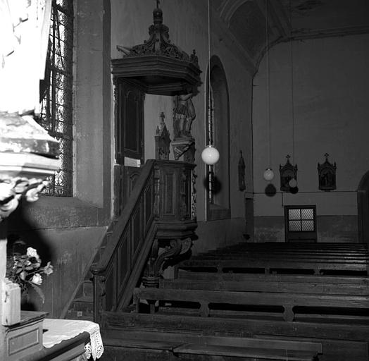 Chaire à prêcher en bois de chêne, au 1e plan sous escalier