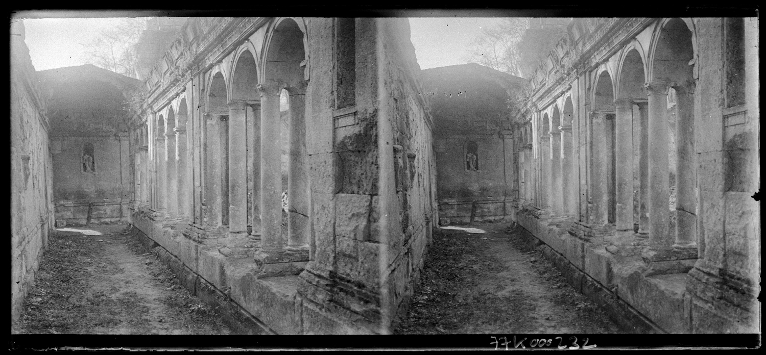 Prieuré de Sainte-Croix. Le cloître