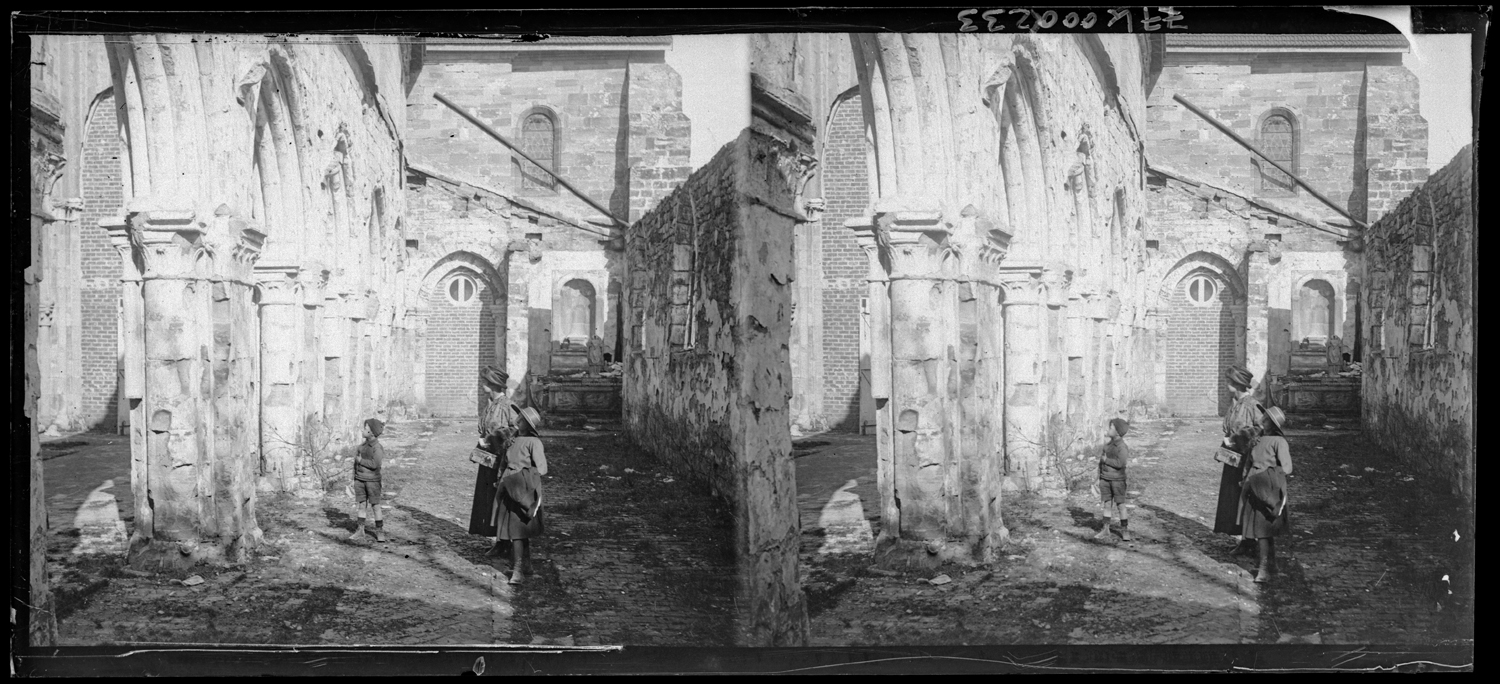 Prieuré de Sainte-Croix : bas-côté. Tourisme de la famille Warot