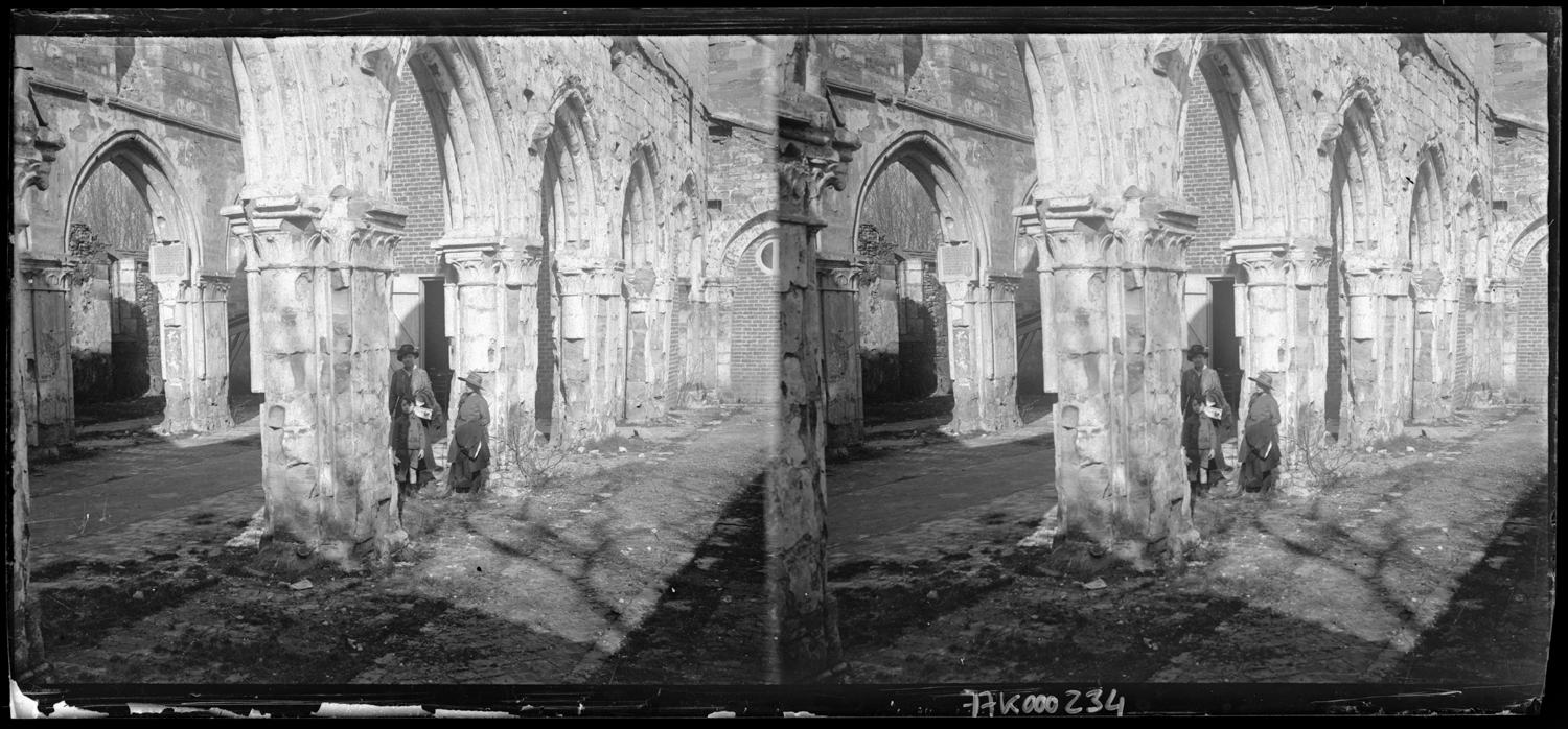 Prieuré de Sainte-Croix : nef et bas-côté. Tourisme de la famille Warot