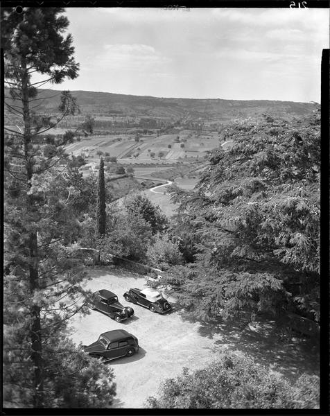 Parc en contrebas du château : automobiles stationnées