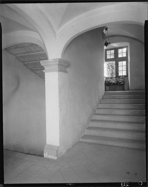 Intérieur : escalier à volée droite et arcs en plein cintre