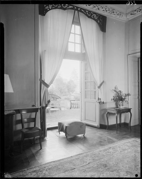 Intérieur : fenêtre ensoleillée, chaise et tapis