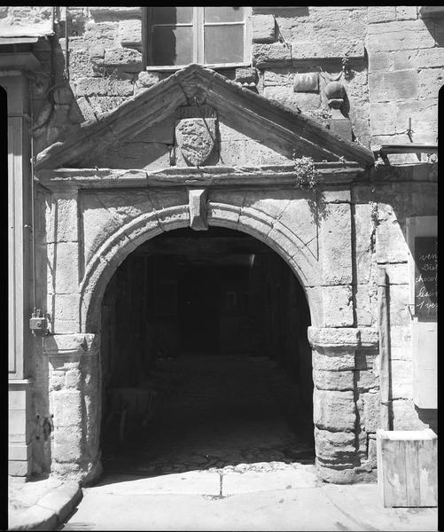 Porche à fronton triangulaire orné d'un blason