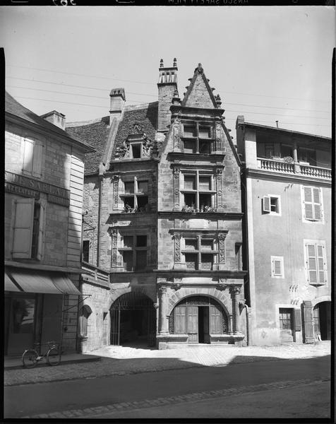 Façade sur place